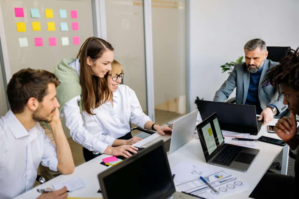 LIZ Smart Office | LIZ Meetingroom App | Meeting room with coleagues